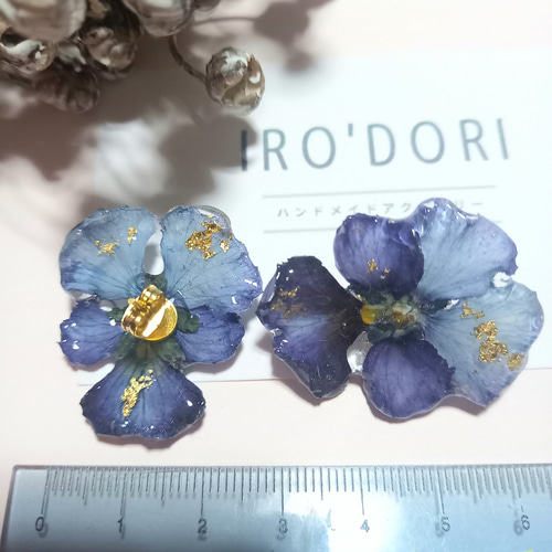 No.289 春 新作 フリル咲き ビオラ まるごと レジン 包み ピアス 