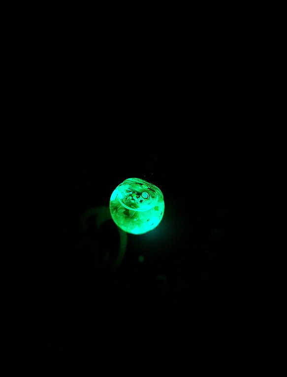 【蓄光】光をためて暗闇で光る☆蓄光ハーバリウムチャーム    グリーン 緑 光るハーバリウム 夜景 3枚目の画像