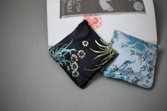 サニタリーポーチ　中国　花柄　シノワズリ柄　サックスブルー　水色　二つ折り　コンパクト　小物入れ 6枚目の画像