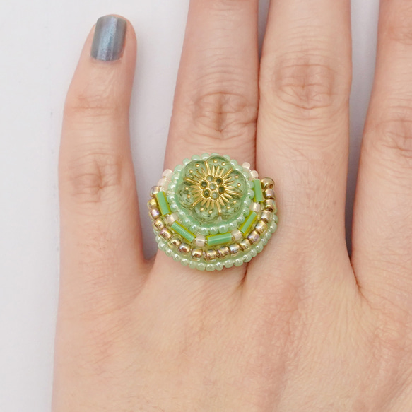 健談戒指 29 均碼串珠刺繡戒指花朵綠色彩色柔和透明 第4張的照片