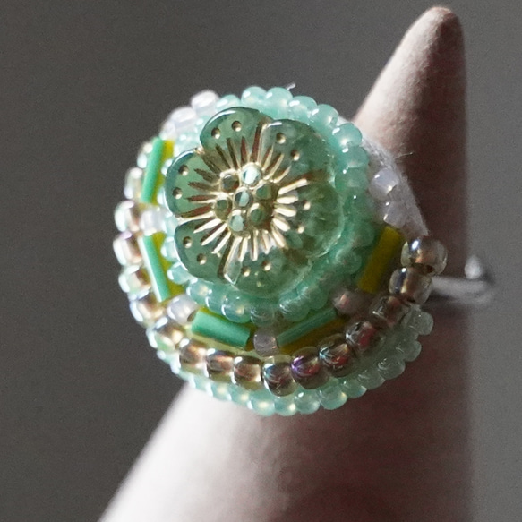 健談戒指 29 均碼串珠刺繡戒指花朵綠色彩色柔和透明 第1張的照片