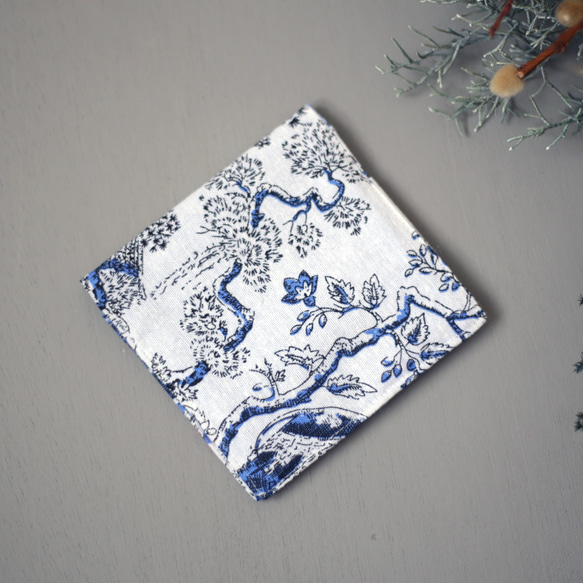 サニタリーポーチ　中国　花柄　ホワイト　青　伝統的な柄　二つ折り　コンパクト　小物入れ 4枚目の画像