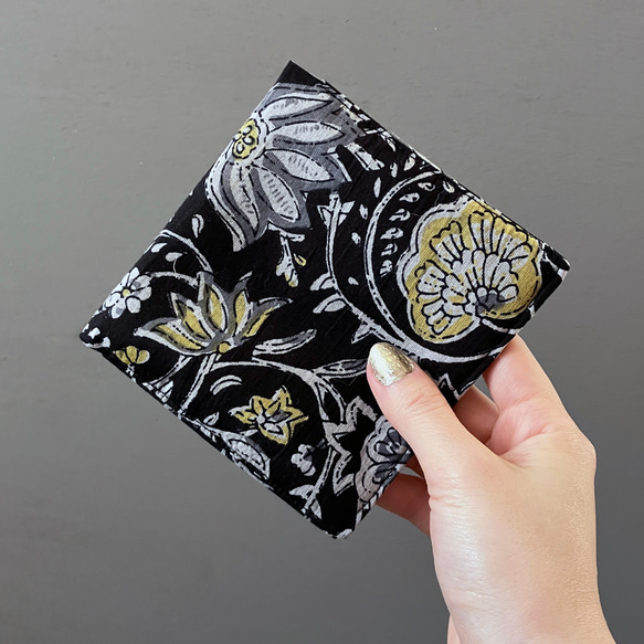 サニタリーポーチ　インドブロックプリント　ブラック　黒　花柄　シンプル　二つ折り　コンパクト　小物入れ 3枚目の画像