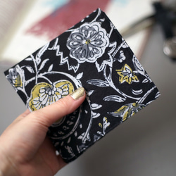 サニタリーポーチ　インドブロックプリント　ブラック　黒　花柄　シンプル　二つ折り　コンパクト　小物入れ 1枚目の画像