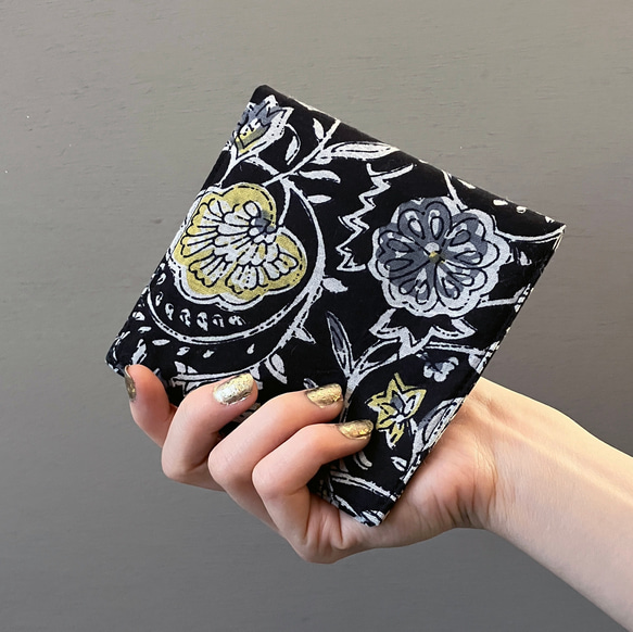 サニタリーポーチ　インドブロックプリント　ブラック　黒　花柄　シンプル　二つ折り　コンパクト　小物入れ 2枚目の画像