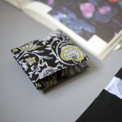 サニタリーポーチ　インドブロックプリント　ブラック　黒　花柄　シンプル　二つ折り　コンパクト　小物入れ 5枚目の画像