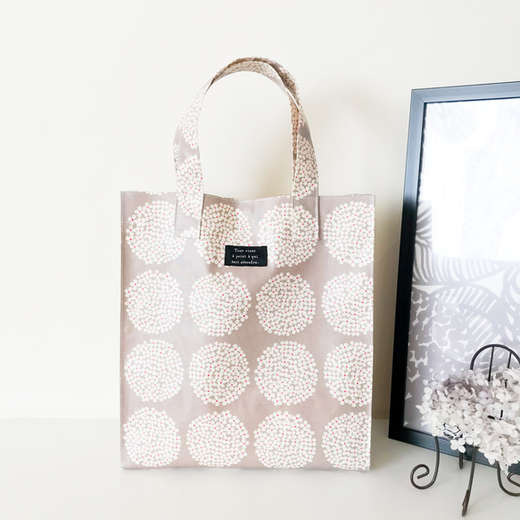 【北欧 ブーケ】ラミネート の トートバッグ/A4サイズ〖グレージュ〗サブバッグ 1枚目の画像