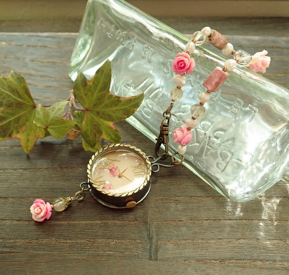 バッグチャーム時計（天然石タイプ）　No.10～朝露に光る薔薇 1枚目の画像