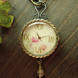 バッグチャーム時計（天然石タイプ）　No.10～朝露に光る薔薇 3枚目の画像