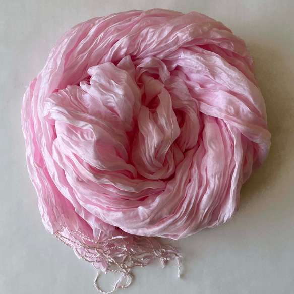 ふわりクシュクシュのストール 手染め タイシルク100% 桜色 クリームイエロー アイスブルー 母の日ギフトに 4枚目の画像