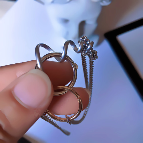 垂れるチェーンとぐるぐる . シルバー ダブル チェーン ぐるぐる 螺旋