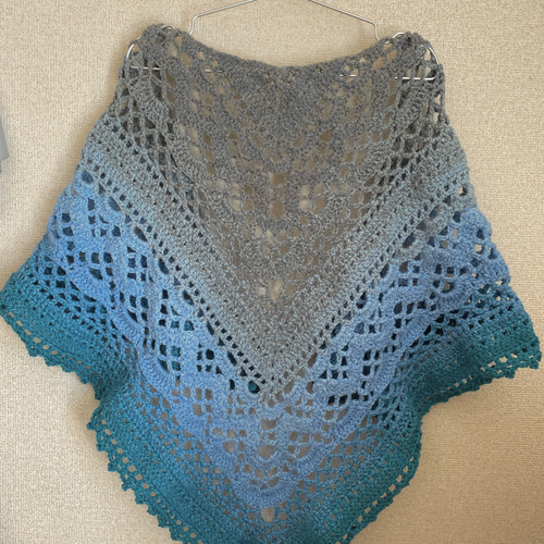 他店にて売り切れ】手編みの三角ショール グラデーション（グレー