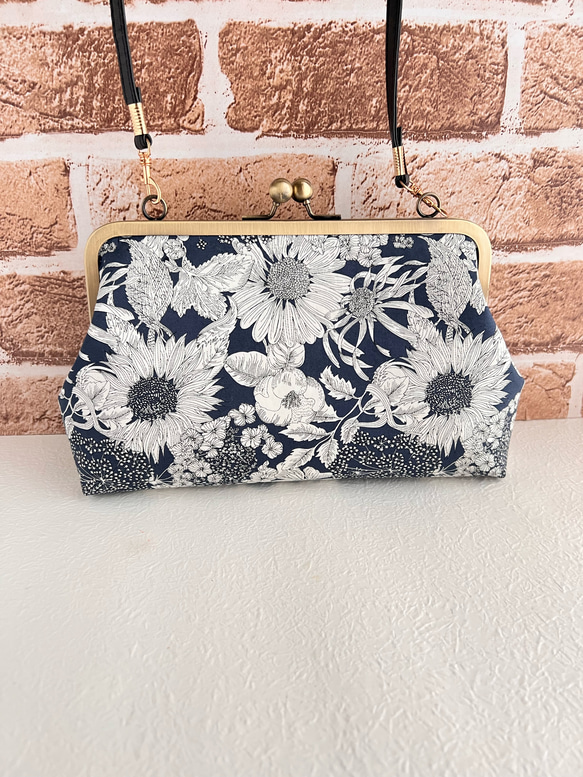 リバティ　長財布も大きめスマホも入るがま口ショルダーバッグ　スイムダンクレアネイビー　受注制作  在庫限りの商品写真