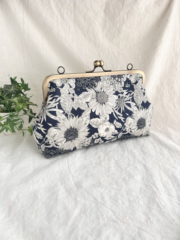 リバティ　長財布も大きめスマホも入るがま口ショルダーバッグ　スイムダンクレアネイビー　受注制作  在庫限りの商品写真