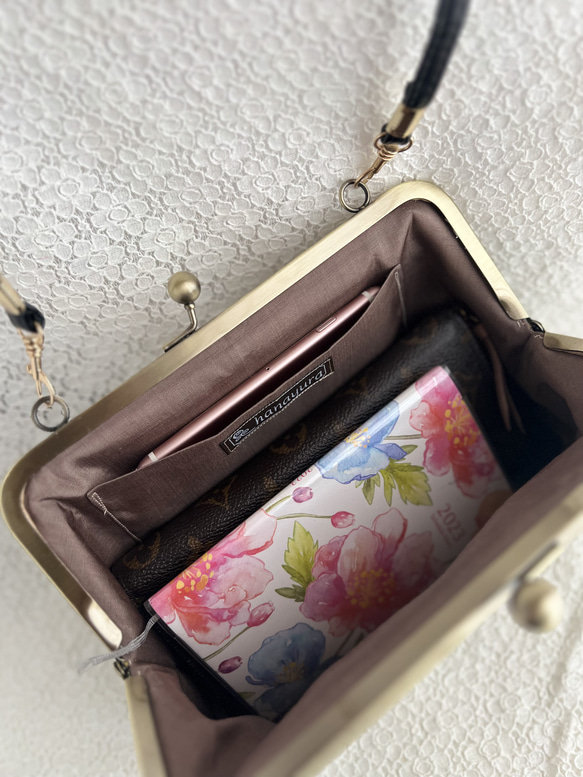 リバティ　長財布も大きめスマホも入るがま口ショルダーバッグ　スイムダンクレアネイビー　受注制作  在庫限りの商品写真