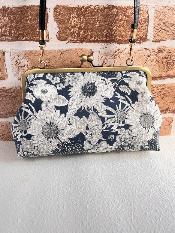 リバティ　長財布も大きめスマホも入るがま口ショルダーバッグ　スイムダンクレアネイビー　受注制作  在庫限りの商品写真