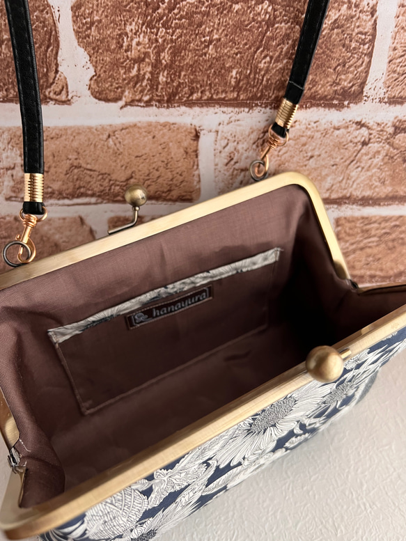 リバティ　長財布も大きめスマホも入るがま口ショルダーバッグ　スイムダンクレアネイビー　受注制作  在庫限りの商品写真