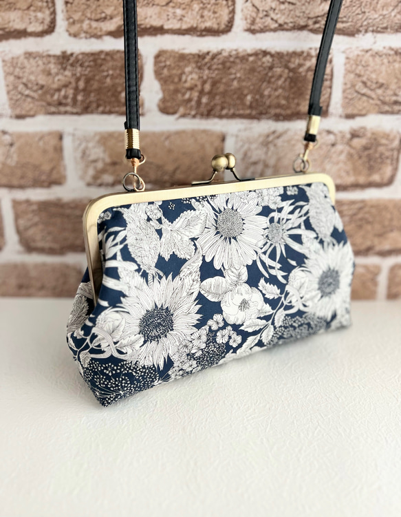 リバティ　長財布も大きめスマホも入るがま口ショルダーバッグ　スイムダンクレアネイビー　受注制作  在庫限りの商品写真