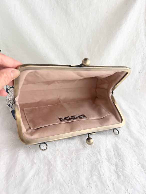 リバティ　長財布も大きめスマホも入るがま口ショルダーバッグ　スイムダンクレアネイビー　受注制作  在庫限りの商品写真