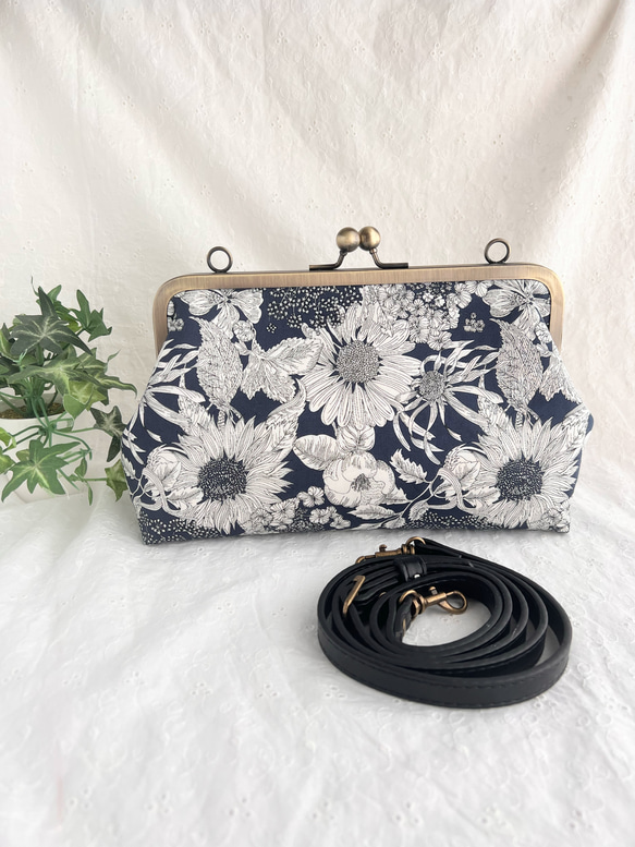 リバティ　長財布も大きめスマホも入るがま口ショルダーバッグ　スイムダンクレアネイビー　受注制作  在庫限りの商品写真