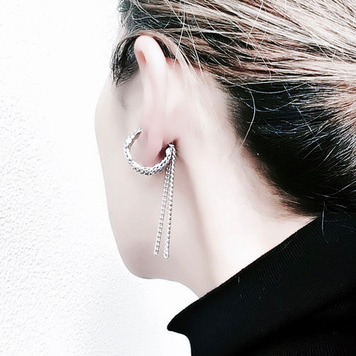 垂れるチェーンcuff. 片耳 ハンドメイド イヤーカフ シルバー メタル