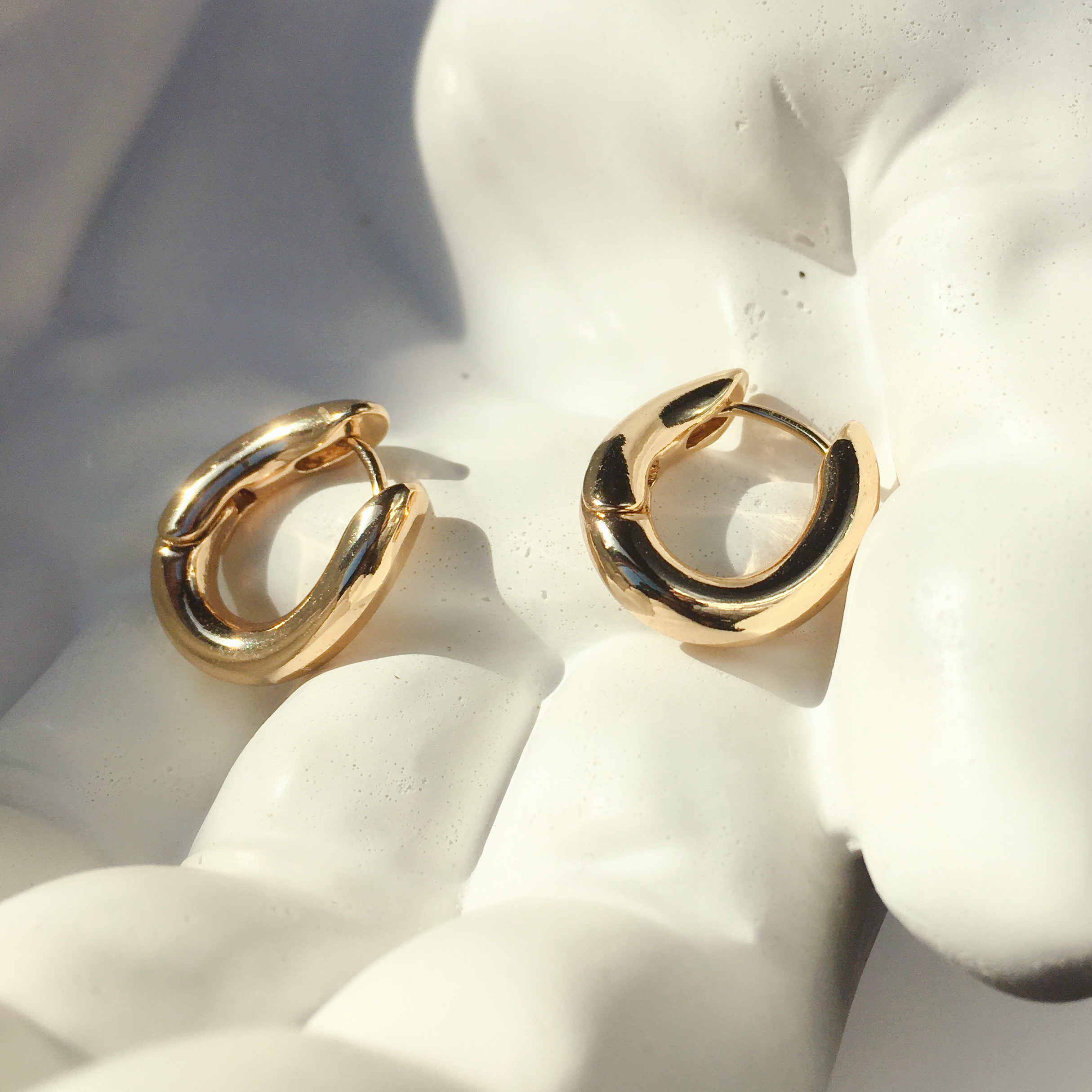 エナメルフープ 大きめピアス LOU DT♪ ロゴ 関税込