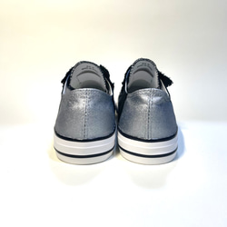 無需繫帶，輕鬆穿著♪ 可愛未切割邊緣的雙色懶人鞋（黑色 x 銀色）22.5 厘米 - 24.5 厘米 防水 第6張的照片