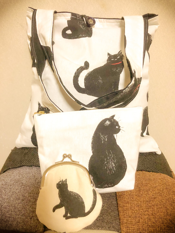 可愛い黒猫ちゃんのトートバッグ＆ポーチとガマ口財布の3点セット。 1枚目の画像