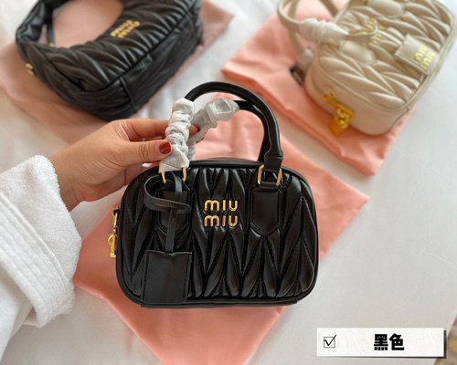 【MIUMIU】セール！クラシックなハンドバッグ ショルダーつき 8688bea667865c5e0d3b845dd155ae