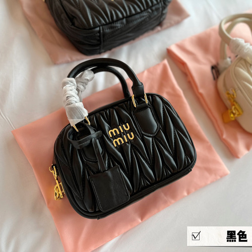 miumiuのハンドバッグ&ショルダーバッグ ショルダーバッグ あゆ