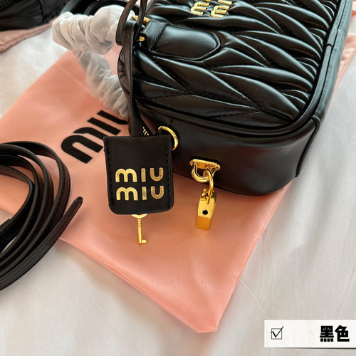miumiuのハンドバッグ&ショルダーバッグ ショルダーバッグ あゆ