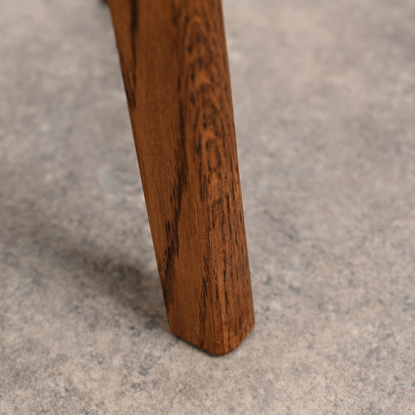 古材で作ったスツール　木材：ナラ材/漆（うるし）仕上げ 8枚目の画像