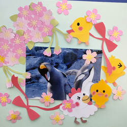 桜舞う季節にひよこ親子がのんびりかわいくお散歩』春 桜 ひよこ