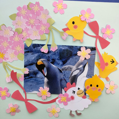 桜舞う季節にひよこ親子がのんびりかわいくお散歩』春 桜 ひよこ