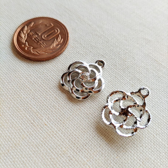 20×16mm　ラインストーン付き　透かし薔薇のチャーム　シルバー５個　B408 9枚目の画像