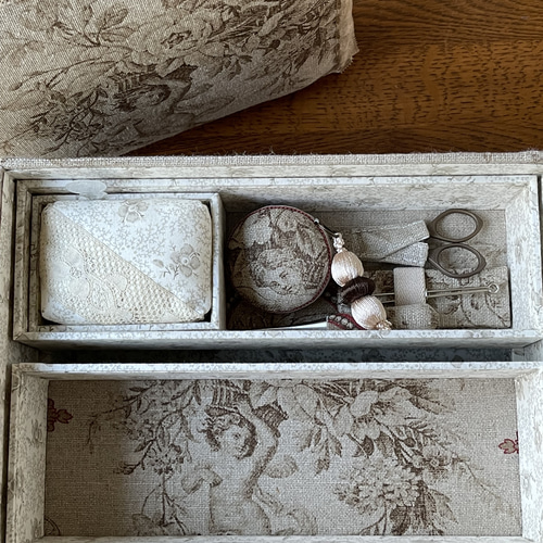 カルトナージュ(大)裁縫箱 天使が可愛らしいリネン(麻)生地の