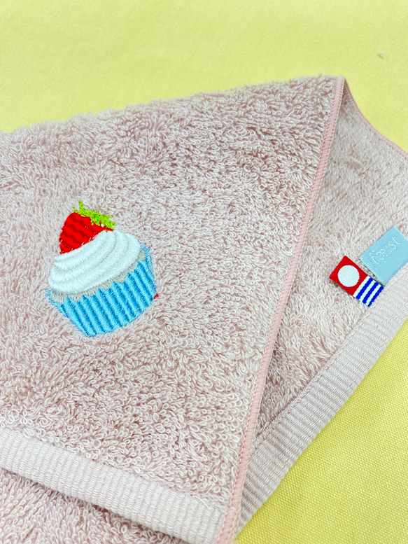 ミニハンドタオル　いちごのカップケーキ　刺繍 1枚目の画像