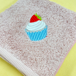 ミニハンドタオル　いちごのカップケーキ　刺繍 2枚目の画像