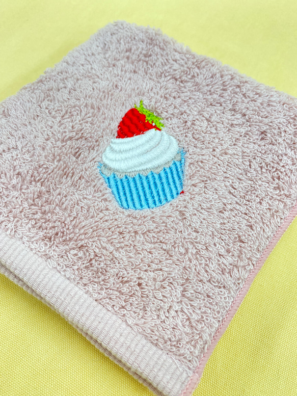 ミニハンドタオル　いちごのカップケーキ　刺繍 2枚目の画像