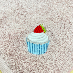 ミニハンドタオル　いちごのカップケーキ　刺繍 4枚目の画像