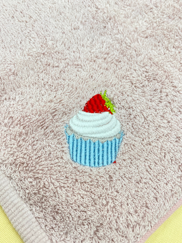 ミニハンドタオル　いちごのカップケーキ　刺繍 4枚目の画像