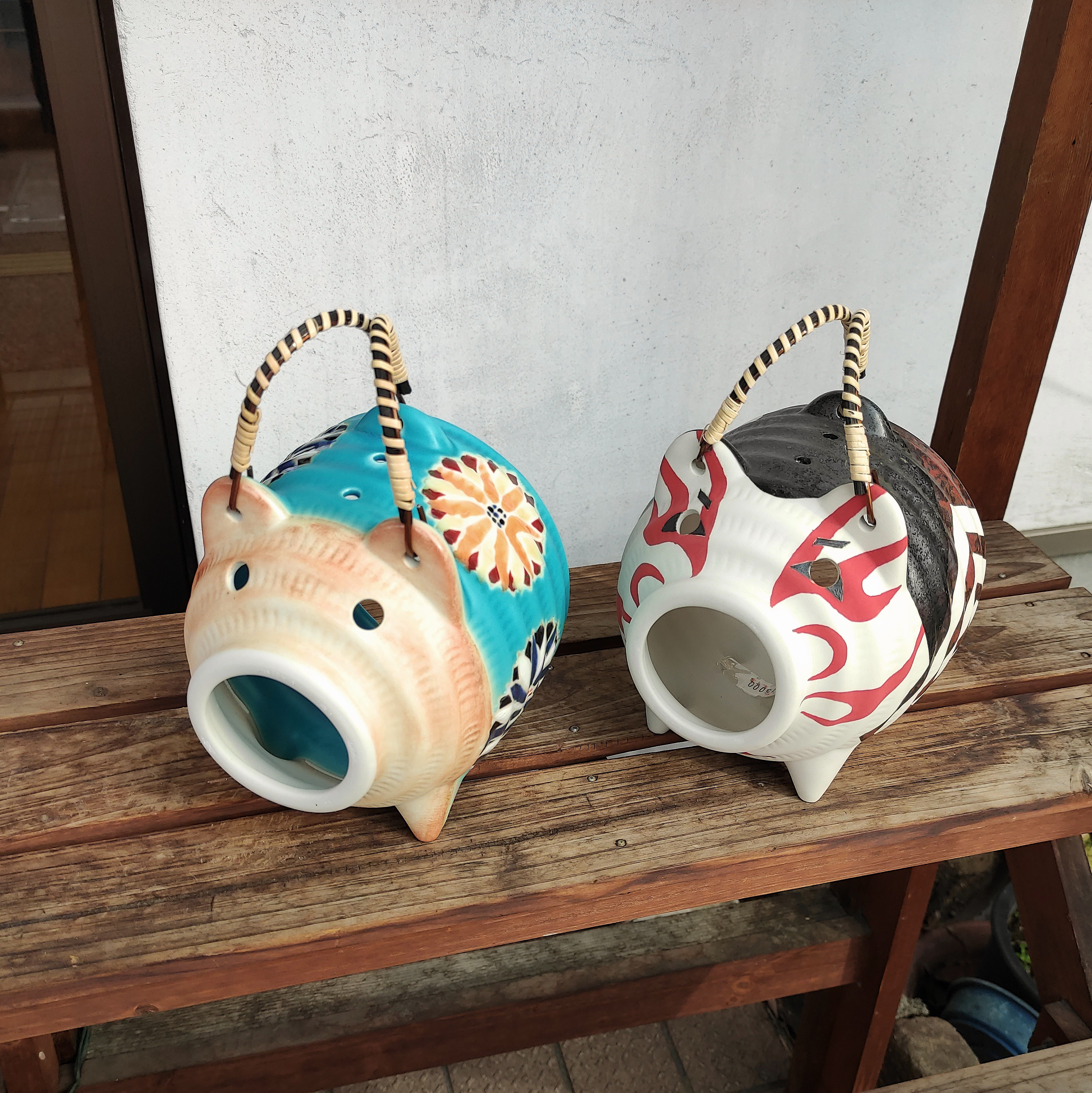 秀楽 在銘　鏡蓋 根付「貧乏長屋の夏の夕景 豚型蚊遣り器の図」