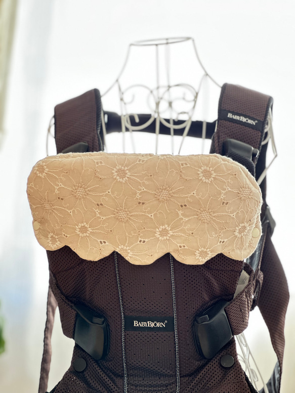 babybjorn☆ベビービョルンワンカイエアー　抱っこ紐カバー　華やかなマーガレット刺繍☆ピンクベージュ 5枚目の画像