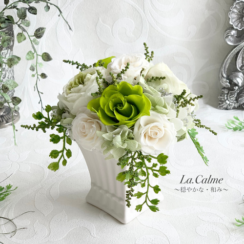 プリザーブドフラワーアレンジメント]・グリーン＆ホワイトローズ癒し