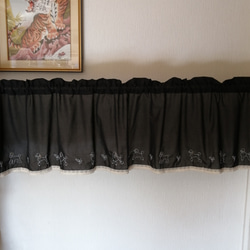 プードル刺繍のカフェカーテン・綿シルクローン生地（ブラック地） 13枚目の画像