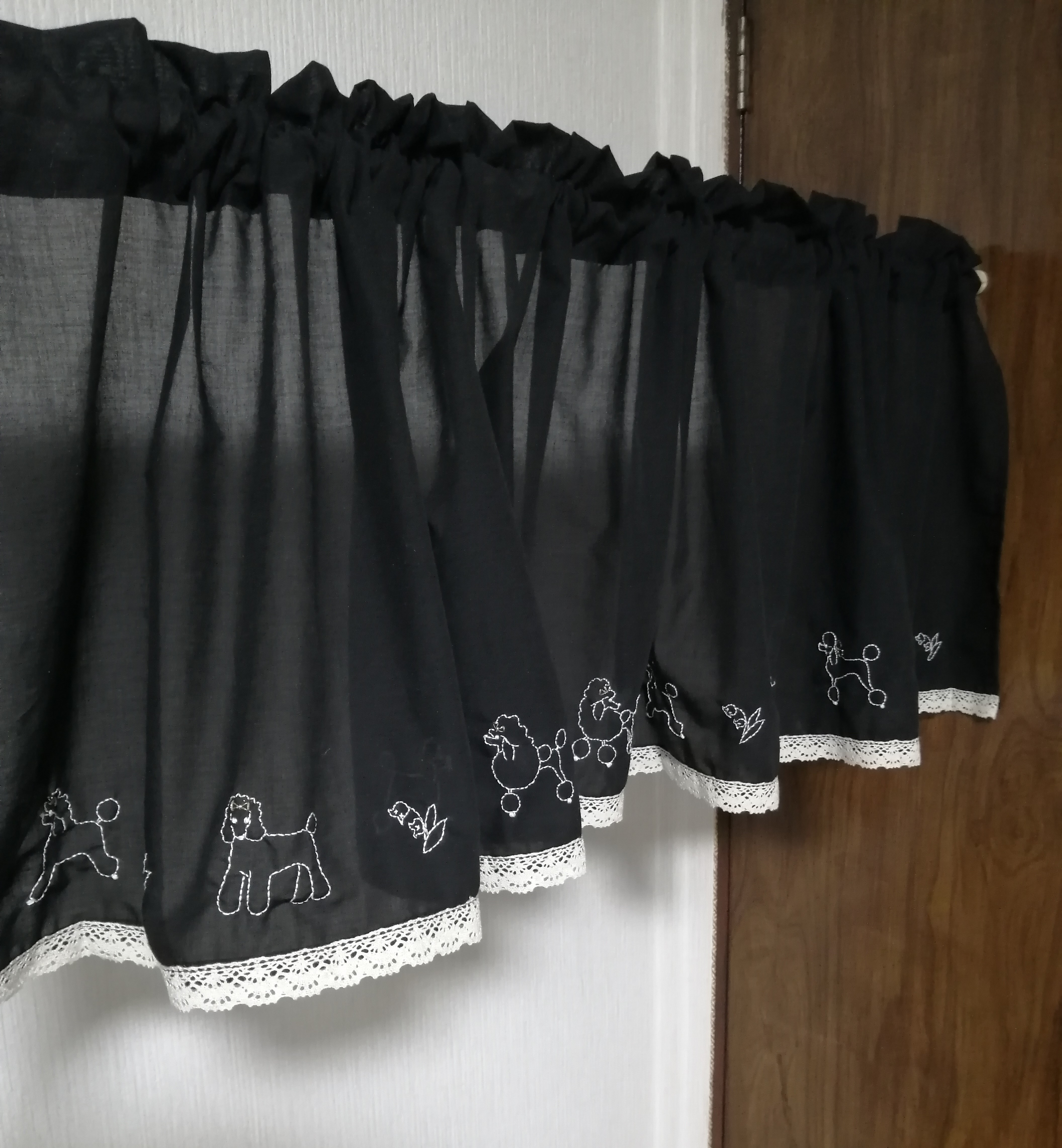 プードル刺繍のカフェカーテン・綿シルクローン生地（ブラック地）