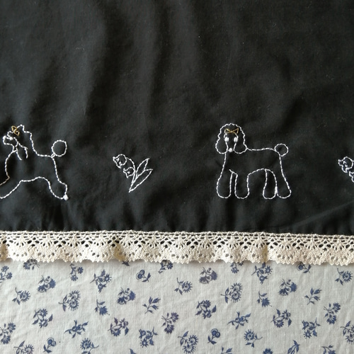 プードル刺繍のカフェカーテン・綿シルクローン生地（ブラック地