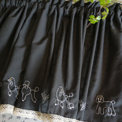 プードル刺繍のカフェカーテン・綿シルクローン生地（ブラック地） 5枚目の画像