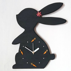 黒ウサギの壁掛け腹時計 1枚目の画像