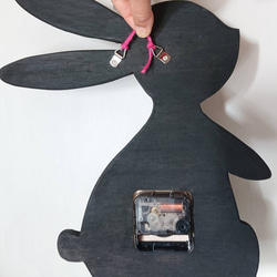黒ウサギの壁掛け腹時計 3枚目の画像